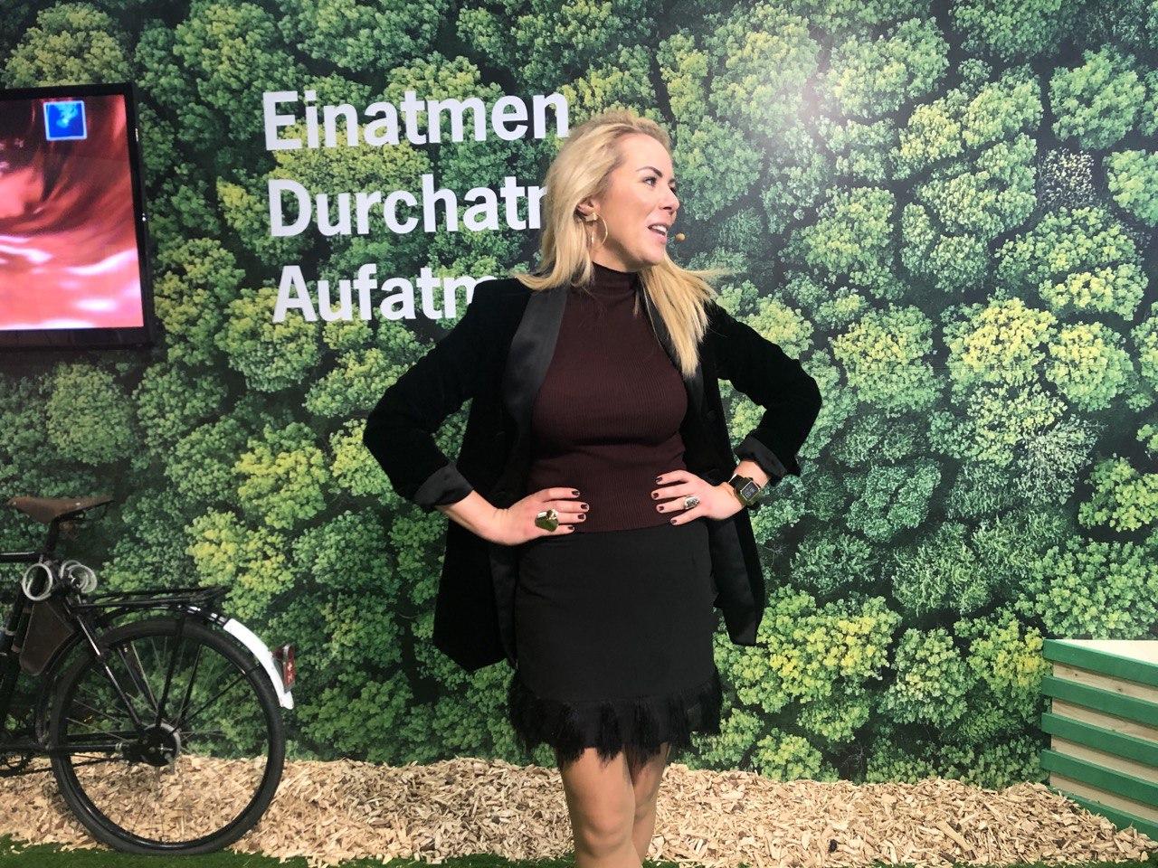 Dr. Ines Marbach when moderating a digital topic