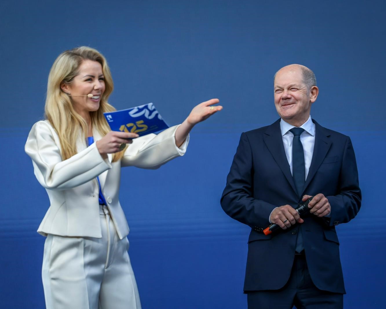 Dr. Ines Marbach im Bühnendialog mit Olaf Scholz