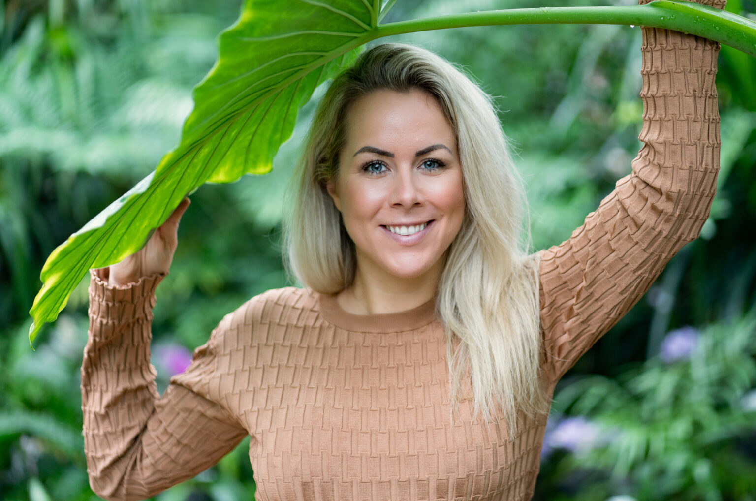 Dr. Ines Marbach im grünen Blätterdach