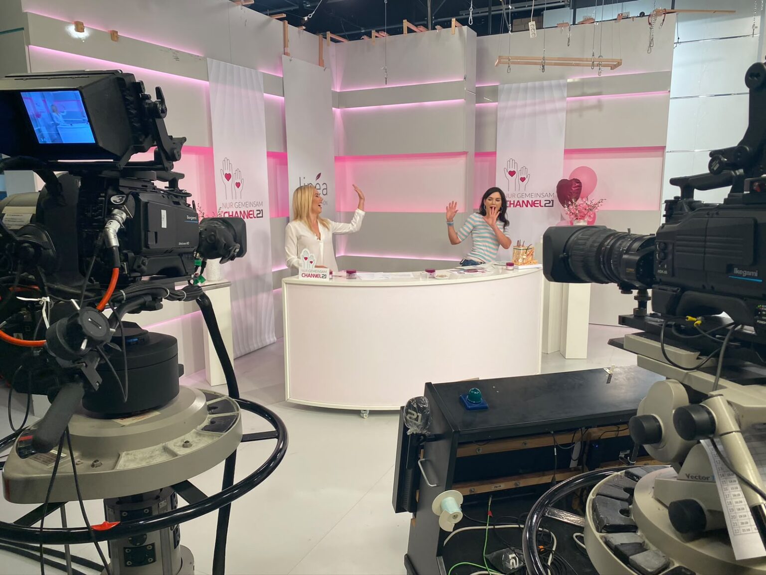 Dr. Ines Marbach bei einer Studiomoderation mit Fernsehkameras im Vordergrund