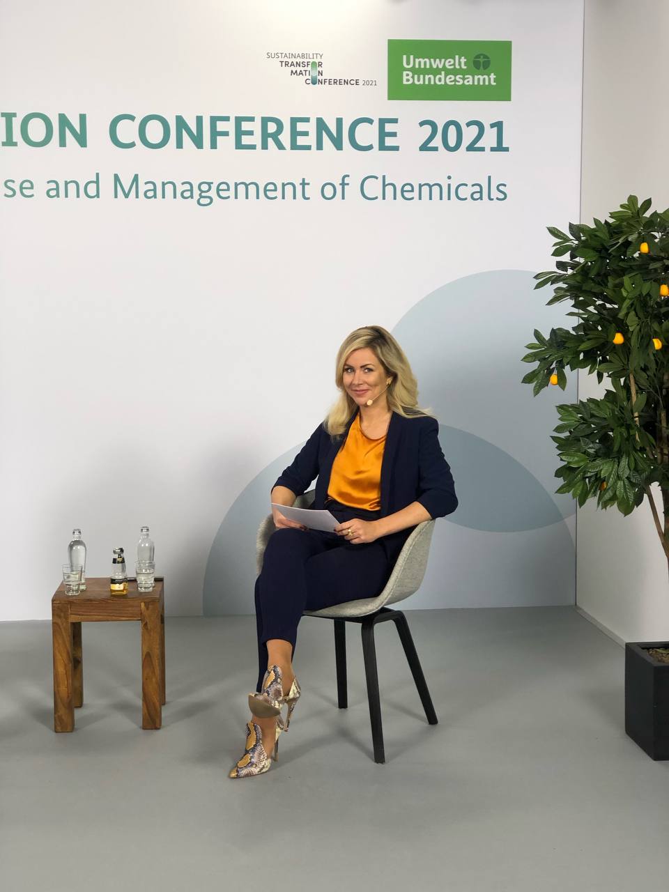 Dr. Ines Marbach mit Headset und Moderationsunterlagen bei einer Umweltkonferenz